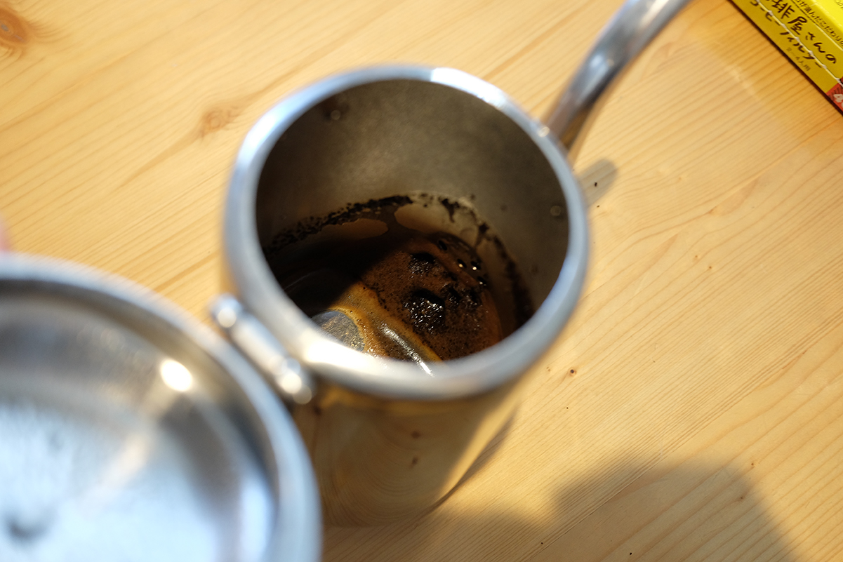 コーヒーポットの中に残ったコーヒー粉