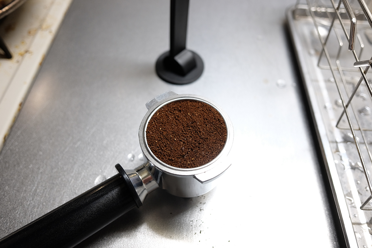 フィルターホルダーにすりきりで入った細挽きのコーヒー豆