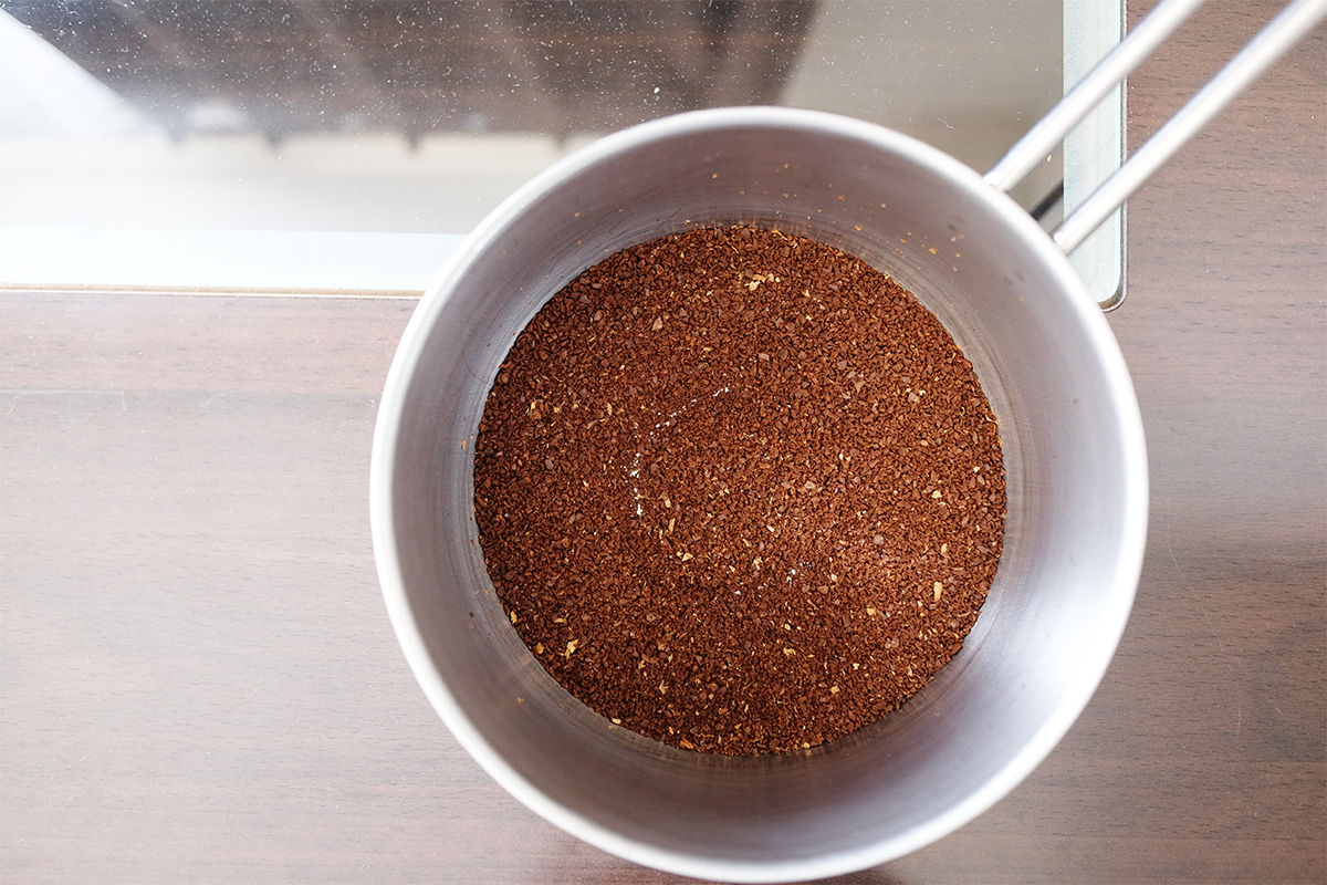 小鍋に入ったコーヒーの粉