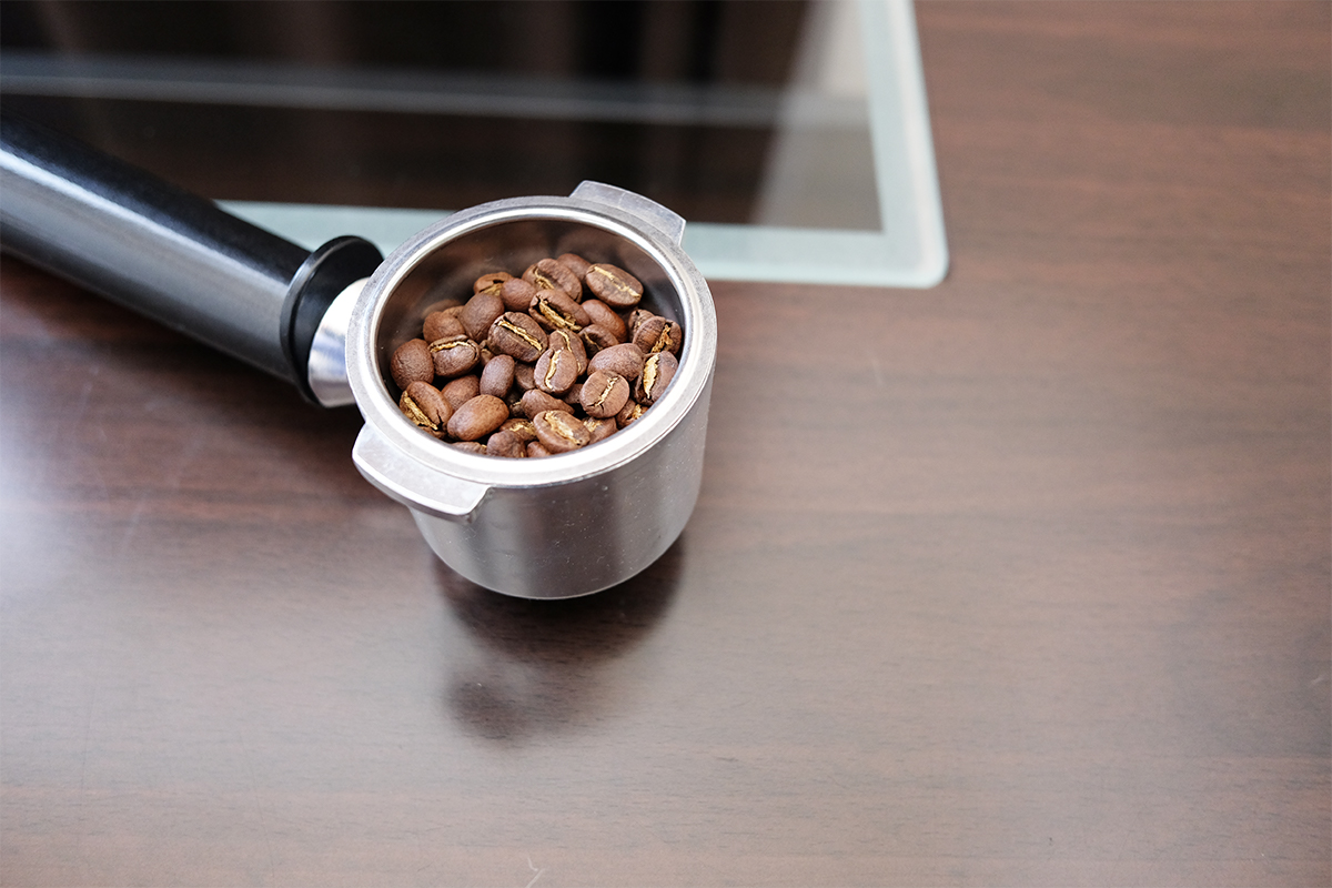 浅煎りのコーヒー豆が入ったポルタフィルター