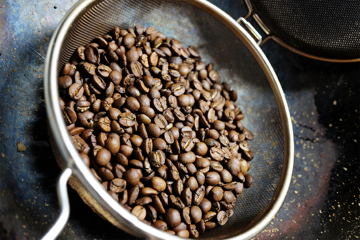 熱風焙煎開始から15分が経過したコーヒー豆
