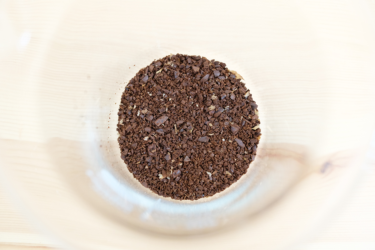 スマートG電動ハンディーコーヒーグラインダーで中挽きにしたコーヒー豆