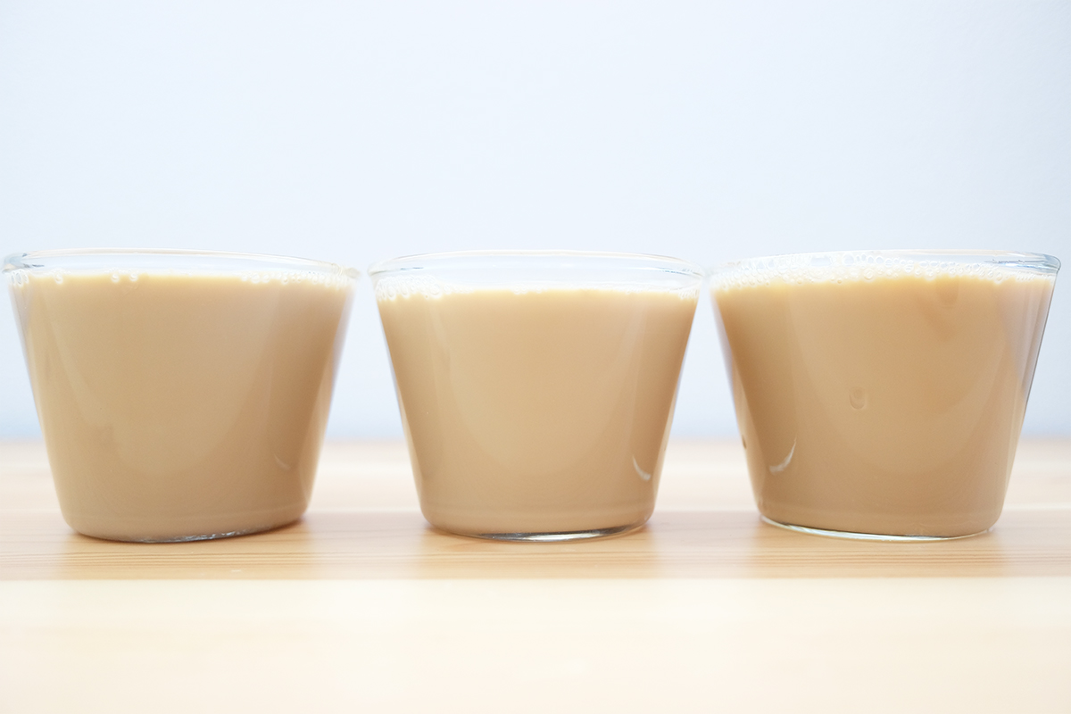 ガラスカップに入った豆乳で作った3種類のカフェオレ