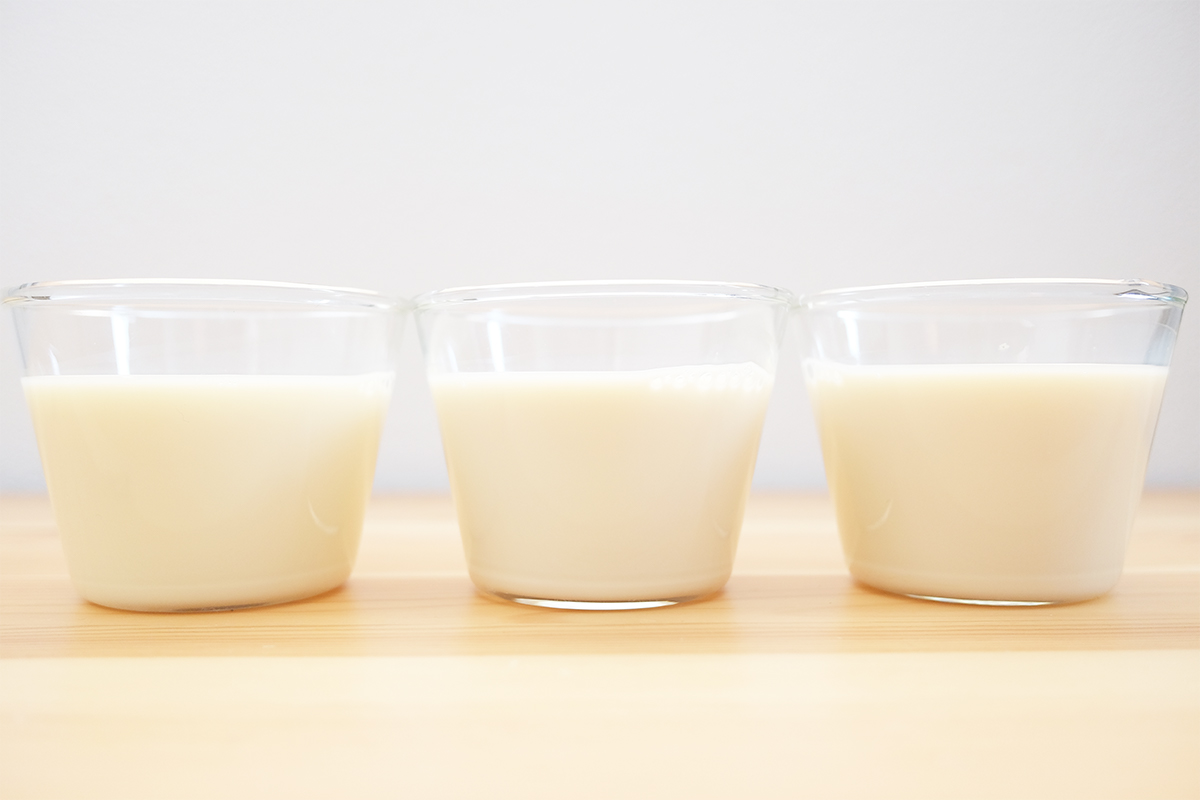 ガラスカップに入った3種類の豆乳