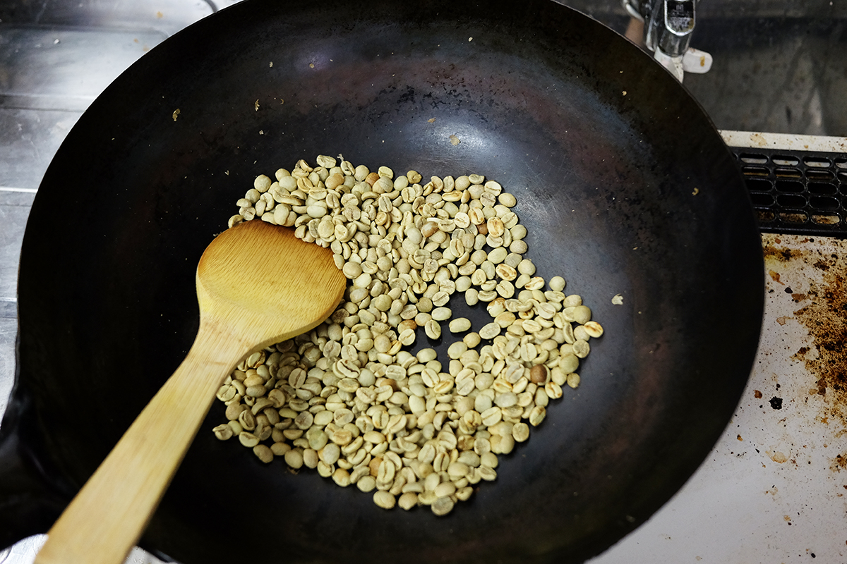 焙煎から2分時点の中華鍋で焙煎されている100gのコーヒー豆