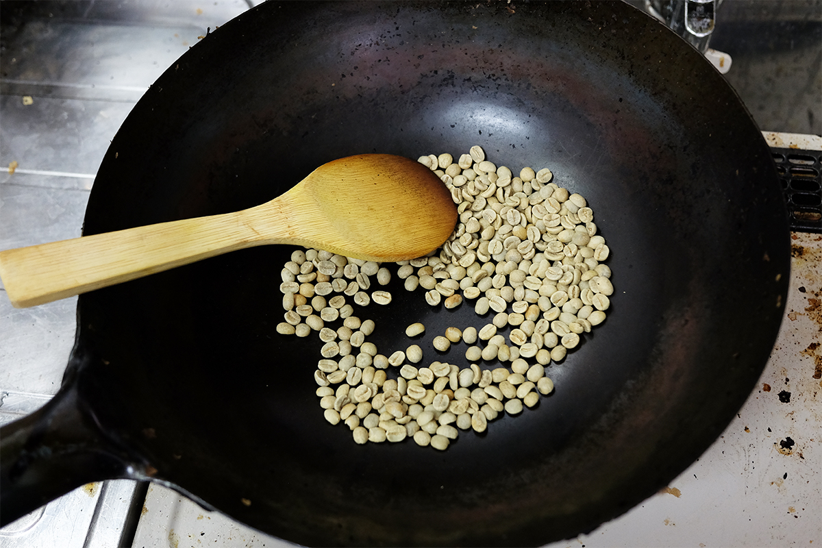 中華鍋で焙煎しはじめた50gのコーヒー豆
