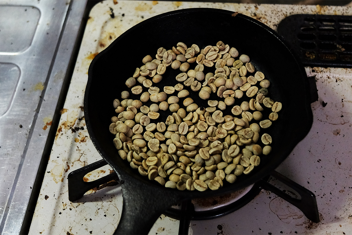 40gのコーヒー生豆を入れたフライパン