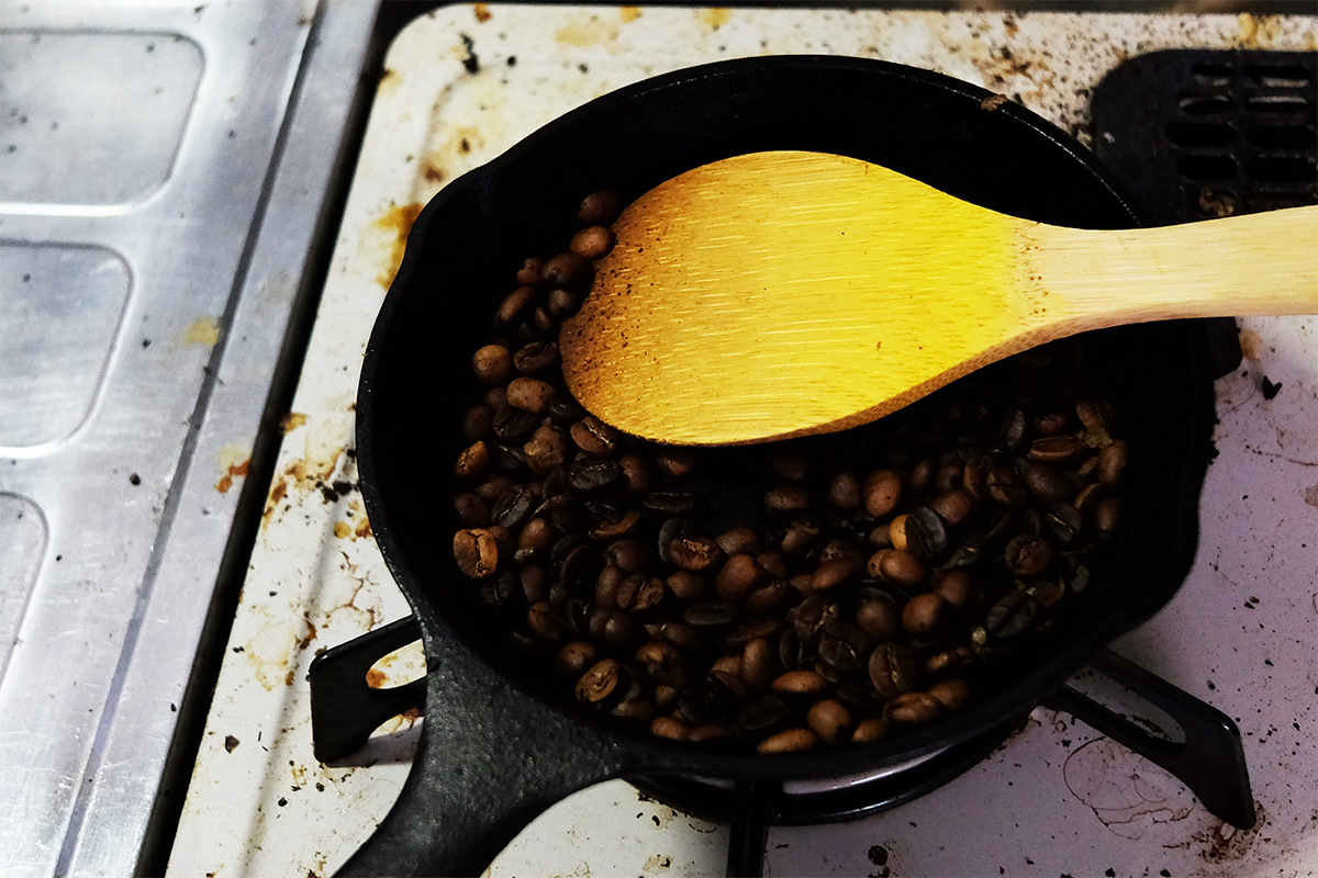 2ハゼ目までフライパンで焙煎した40gのコーヒー豆