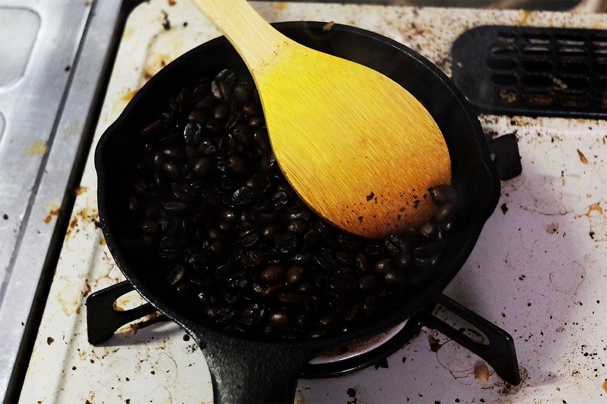 フライパンで焙煎し終えたた80gのコーヒー豆