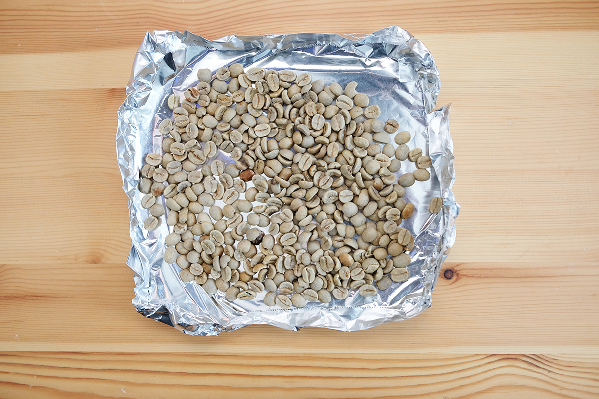 アルミホイルにのったコーヒー生豆