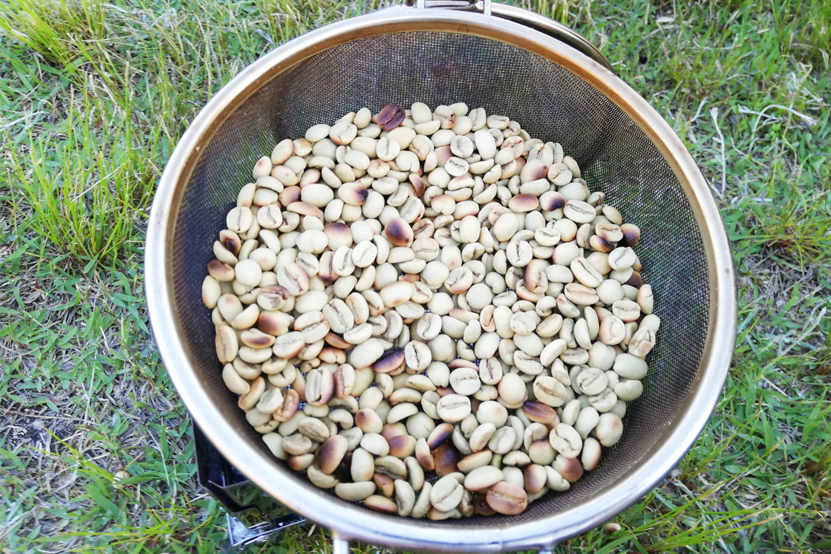 10分程度炭火で焙煎したコーヒー豆