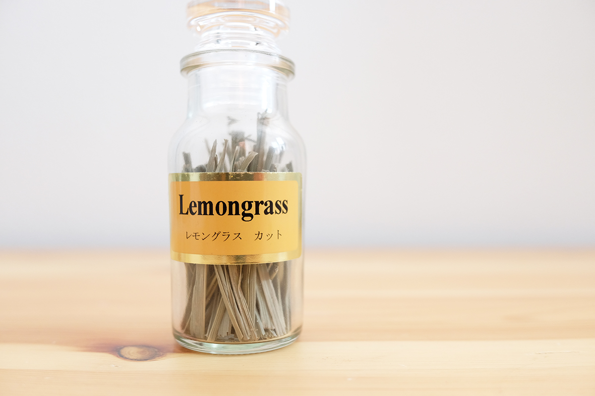 瓶詰めの乾燥レモングラス