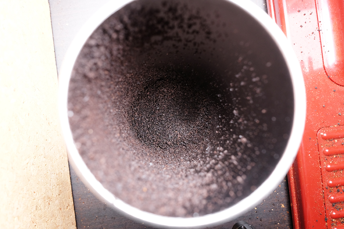 真空断熱タンブラーに入ったコーヒー粉