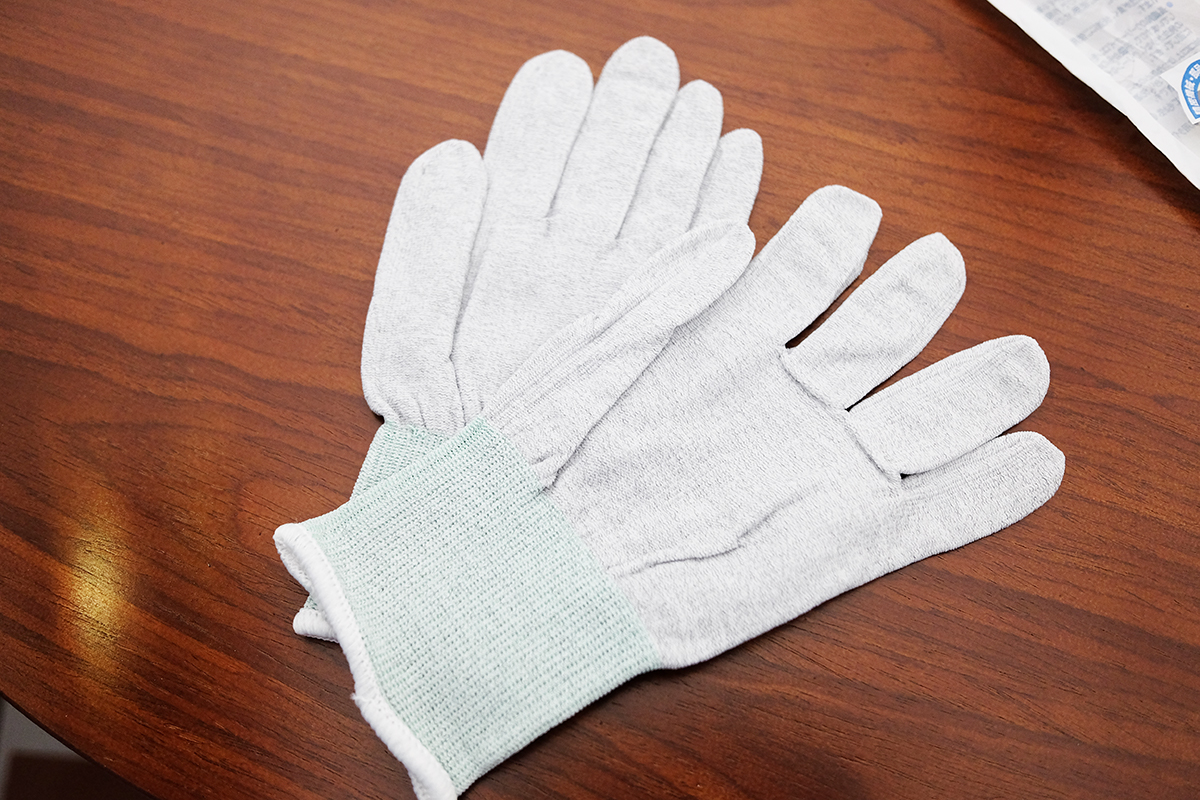 開封したトラスコ中山の静電気対策用手袋