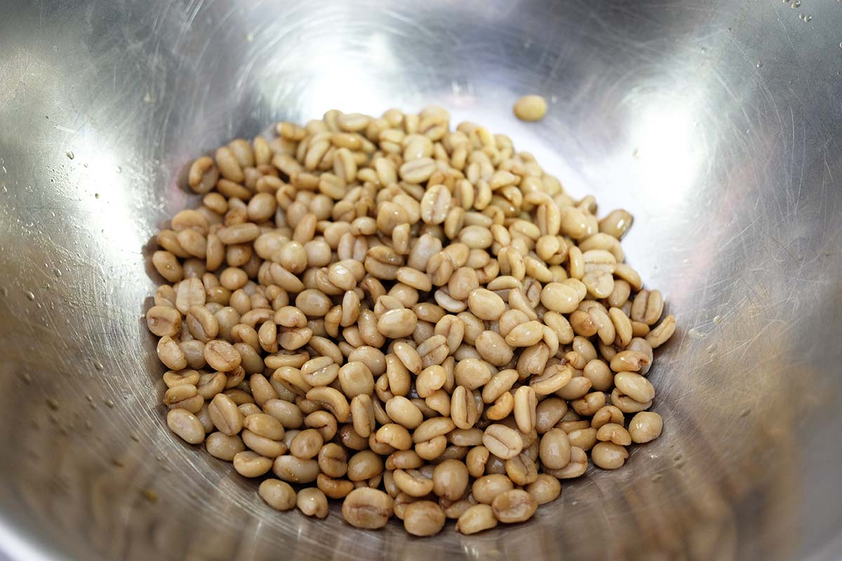 ボウルに取り出したウイスキー漬けのコーヒー生豆